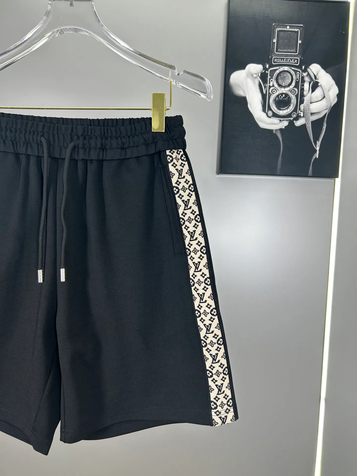 🅿️240 (high-end original specification version) Louis Vuitton LV 2025ss trade channel goods. Ribbon casual sports shorts. An irresistible classic style with a casual and fashionable touch. Simplified proportional tailoring creates a casual and versatile fit. The customer-supplied high-density 400g fabric is different from traditional knitted cotton fabrics. It feels soft and delicate, has a better texture, is comfortable and skin-friendly, anti-wrinkle and breathable. Modern classic urban benchmark with a new image. The drawstring waist design highlights the charm of sports and leisure. It shows the youthful and exuberant expression. Lazy and sexy... Size: S--XXL